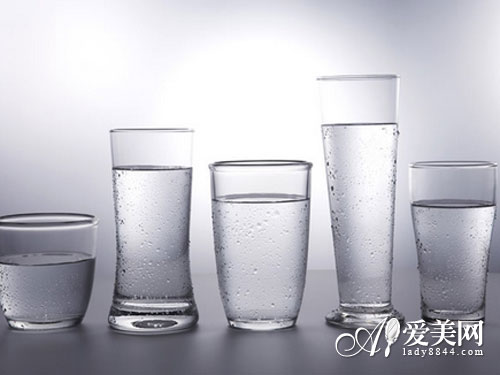 喝水也能祛痘? 這樣喝水 擺脫身體8種