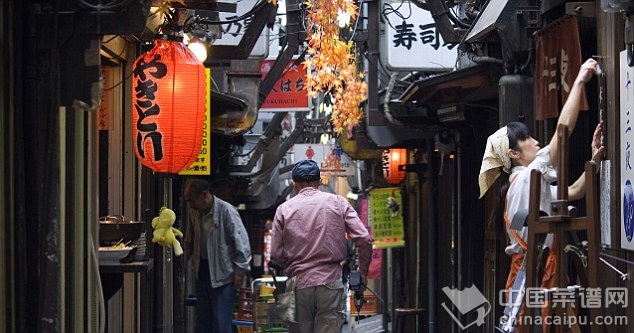 殘忍日本餐廳生吃活剝牛蛙