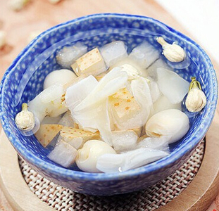 百合銀耳雪梨潤肺湯