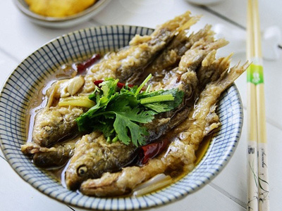 鐵鍋燉魚玉米餅